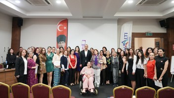 Kadınlar, sertifikalarını Konyaaltı Belediye Başkanı Kotan’dan aldı