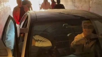 Trafiğin biri kadın 2 inatçı keçisi trafiği birbirine kattı!