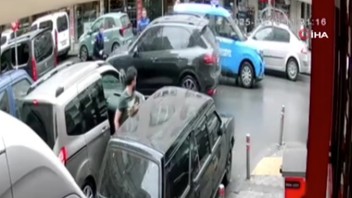 İstanbul'da trafik teröristi kamerada: ''MMilletvekili aracı'' deyip üzerine sürdü!