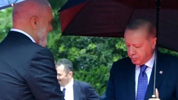 Erdoğan'ı karşılayan Arnavutluk Başbakanı'nın ayakkabıları olay oldu