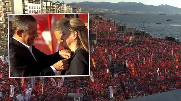 CHP'nin İzmir mitinginde sürpriz: Rozetini Özgür Özel taktı