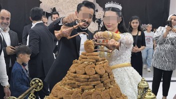 Diyarbakır'daki düğünde ilginç görüntü... Kat kat pasta ''OUT'', 21 katlı burma kadayıf ''IN''