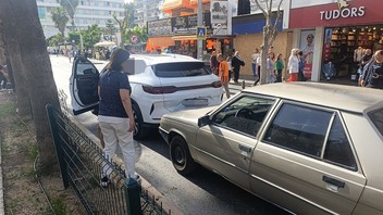 Kaza yapan ehliyetsiz ve alkollü sürücü çarptığı aracın sahibini çileden çıkardı