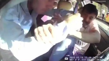 Sözlü tartışma kanlı bitti: Taksinin içi savaş yerine döndü, şoför canını zor kurtardı