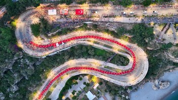 400 metrelik dev Türk bayrağı ile unutulmaz fener alayı...