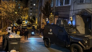 Eli silahlı psikopat önce etrafa, ardından da polise ateş açtı