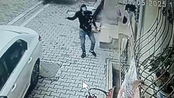 Boşanma aşamasındaki caninin eşinin baba evini bastı! Korkunç saldırı kamerada