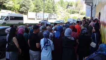 ''Açılışta ilk 50 müşteriye bedava'' denince binlerce kişi birbirini ezdi!