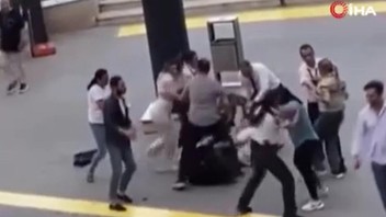 AVM önünde kadınların saçsaça başbaşa kavgasında kıyamet koptu!