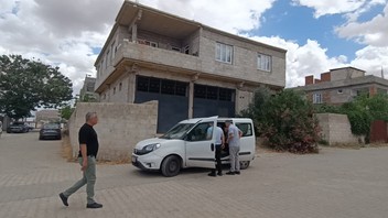Üç çocuk annesi gencecik kadını evinde korkunç bir şekilde katlettiler!