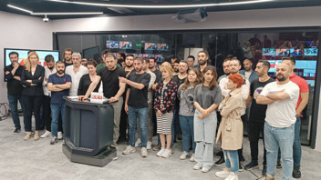 Medyada grev var! Ünlü televizyon kanalının çalışanları iş bırakıp bina içinde nöbete başladı