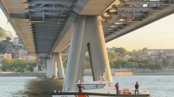 Haliç Köprüsü'nde intihar girişimi! Genç kadını ölümden çekip aldılar...