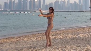 Yüsra Geyik'in yaz tatilindeki denize sıfır garip dansına kimse anlam veremedi
