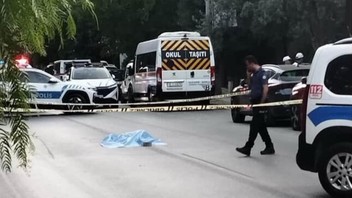 İzmir'de dehşete düşüren olay! Yola yatan kadın feci şekilde can verdi