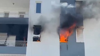 Alevlerin sardığı evde can pazarı: Kedisini bir saniye bile bırakmadı