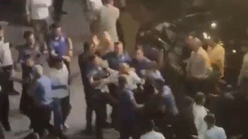 Düğünde havaya atılan parayı çocuklar alıp kaçınce aileler birbirine girdi