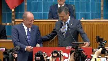 Muharrem İnce yeniden ''baba evi CHP'ye'' katıldı! Kürsüdeki ilk mesajı dikkat çekti!