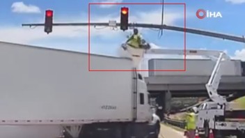 TIR, trafik ışıkları için sepetli vinç üzerinde çalışan işçiye çarptı