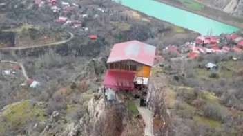 Türkiye'nin zirvedeki akılalmaz ''herkesten nefret ediyorum evi''ni gören gözlerine inanamadı!