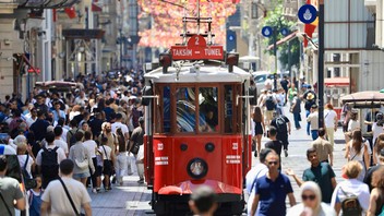 İstanbul'un 100 yaşında merdiven dayayan tarihi nostaljik tramvayı yenilendi