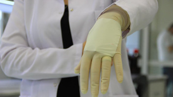 Türk bilim insanlarından sağlıkçılara kolaylık sağlayacak eldiven