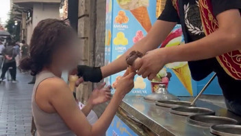 İstanbul'da kadın turiste oyun gibi taciz! Dondurmacı mühürlendi!