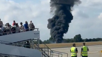 Yolcu uçağı havalandıktan saniyeler sonra düştü