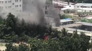 Savaş uçağı üniversite kampüsüne düştü