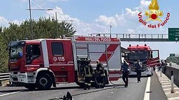 Otoyola uçak düştü: 2 ölü