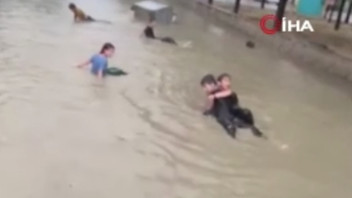 Yağmur sonrası Ankara'ya ''deniz'' geldi: Çocuklar biriken sel sularında yüzdü!