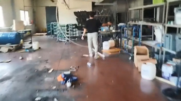 Çalışanları izne çıkaran patron kardeşler fabrikayı boşaltıp ortadan kayboldu