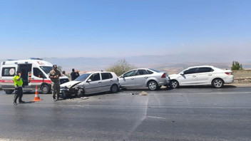 Dört aracın karıştığı zincirleme kazada yol savaş alanına döndü
