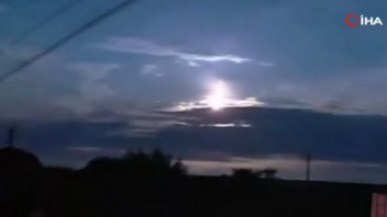 Dünya'ya düşen ateş topu geceyi gündüze çevirip, korku saçtı!