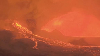 Korku saçan yanardağ yeniden faaliyete geçti: Lavlar yüzlerce metreye yükseldi!