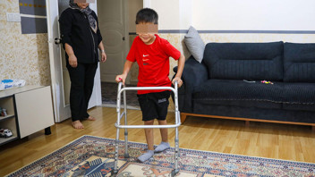 Antalyalı minik Mert'in gizemli rahatsızlığına teşhis konulamadığı için tedavi olamıyor