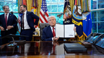 Trump'tan piyasaları sarsacak yeni vergi: Yüzde 100 gümrük vergisi getirildi!