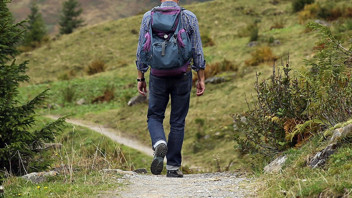 Yolda yürürken ayağına takıldı; başına talih kuşu kondu