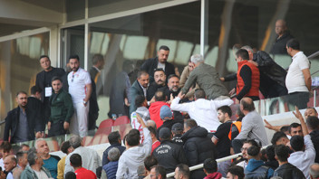 Kulüp başkanı maçın son dakikasında taraftarla tartıştı; polis müdahe etmek zorunda kaldı!