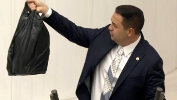 Meclis'te güne damga vuran kare: Kürsüye siyah poşetle çıktı