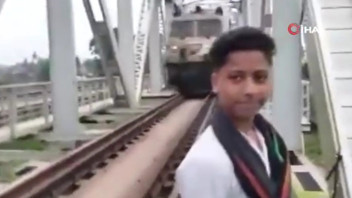 Minik çocuk tren raylarında sosyal medya için video çekerken öldü