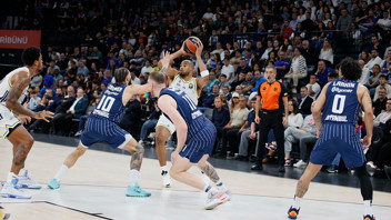 Anadolu Efes ile Fenerbahçe Beko arasındaki EuroLeague’deki Türk derbisİ nefes kesti!