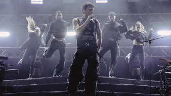 Edis'in sahnedeki zor anları: Yaşadığı sağlık sorununu ilk kez açıkladı