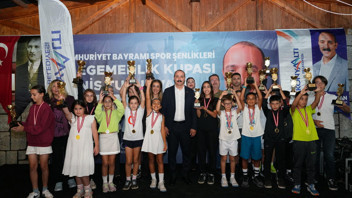 Genç Raketler madalyalarını Konyaaltı Belediyesi Başkanı Kotan'dan aldı