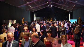 Altın Portakal'ın kırmızı halısında ünlü isimlerin şıklık yarışı