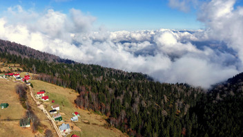 Türkiye'nin cennet zirvesi hem gelinliğini hem de kına kıyafetini giydi