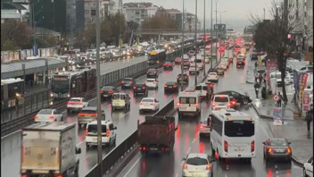 İstanbul'da yağmurla birlikte çile başladı: Trafik adım adım