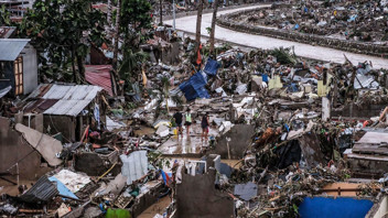 Bir ülke felaketi yaşıyor! Kalmaegi Tayfunu'nda can kaybı yükseldi