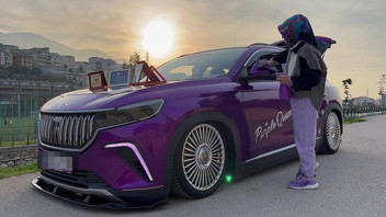 Mor renk düşkünü genç kadın TOGG'u ''çaça TOGG''a çevirip, üzerine plaket aldı!