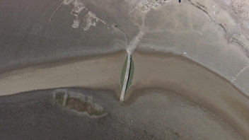 Baraj suları çekildi, tarihi köprü gün yüzüne çıktı