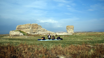 Daha önce yüzüyorlardı, şimdi ise aynı noktada oturup saz çalıp türkü söylüyorlar!